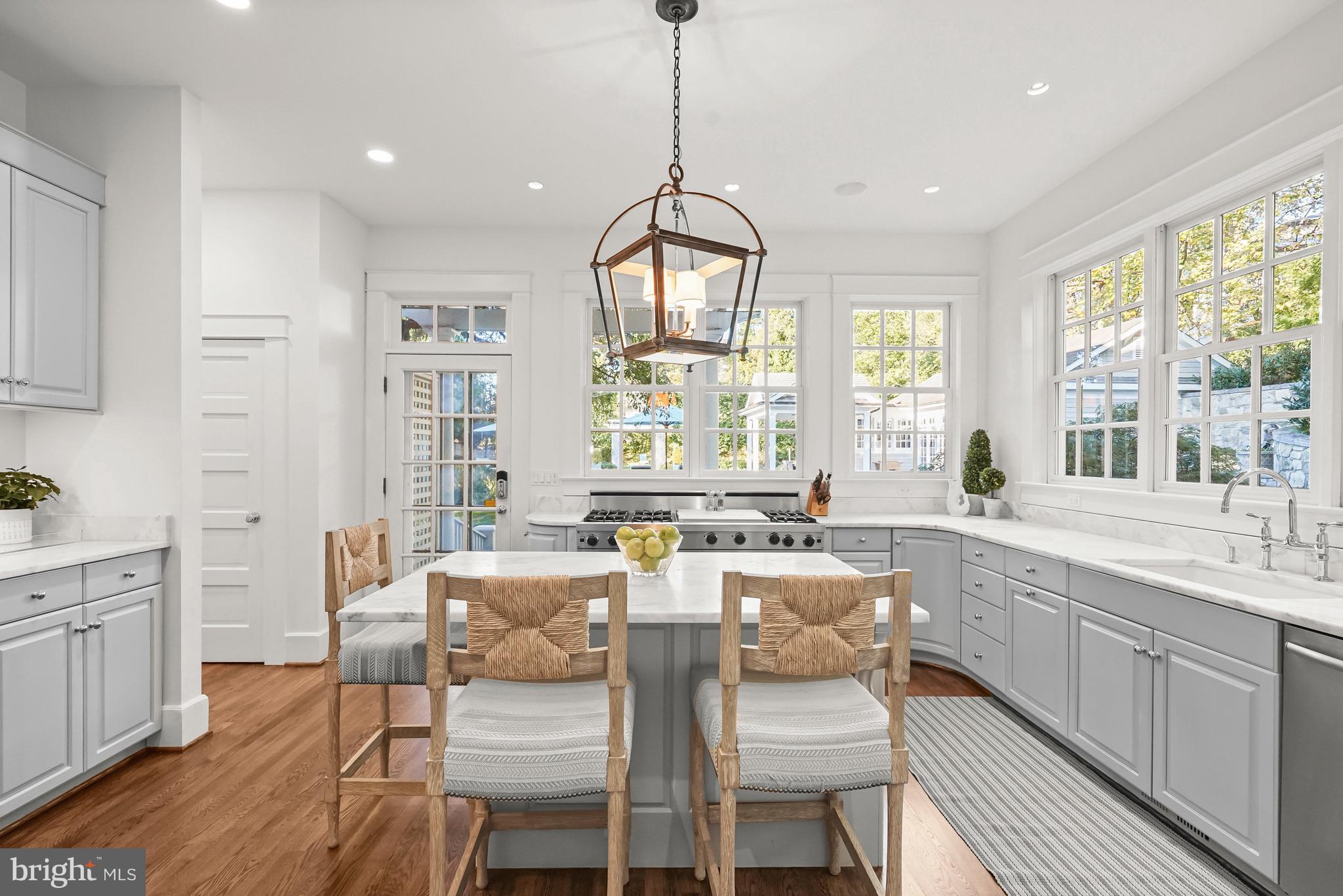 3033 UNIVERSITY TERRACE NW