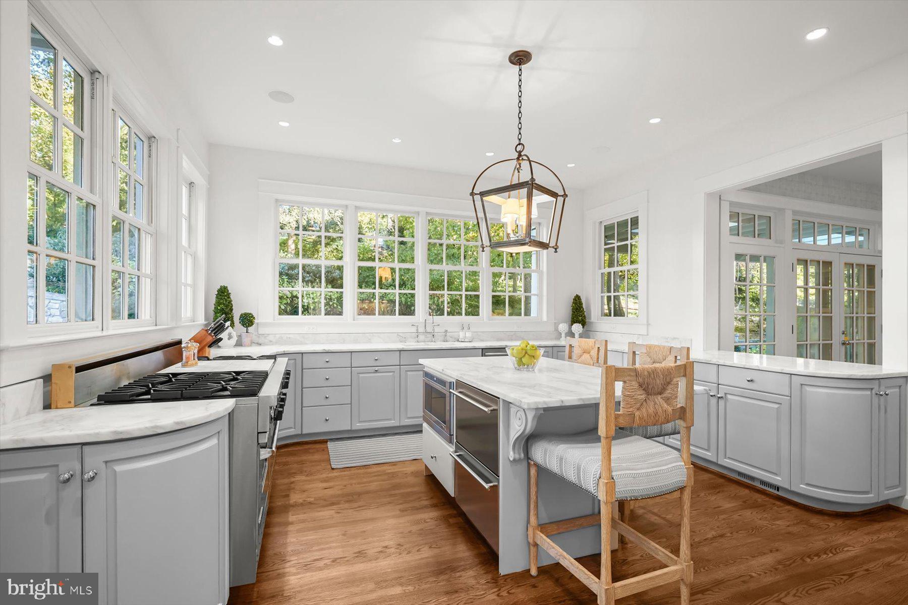 3033 UNIVERSITY TERRACE NW