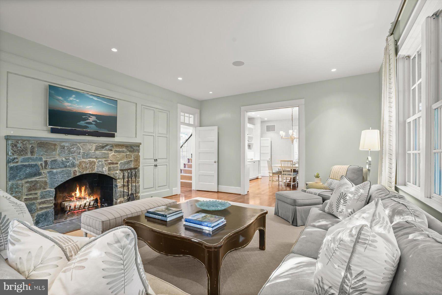 3033 UNIVERSITY TERRACE NW