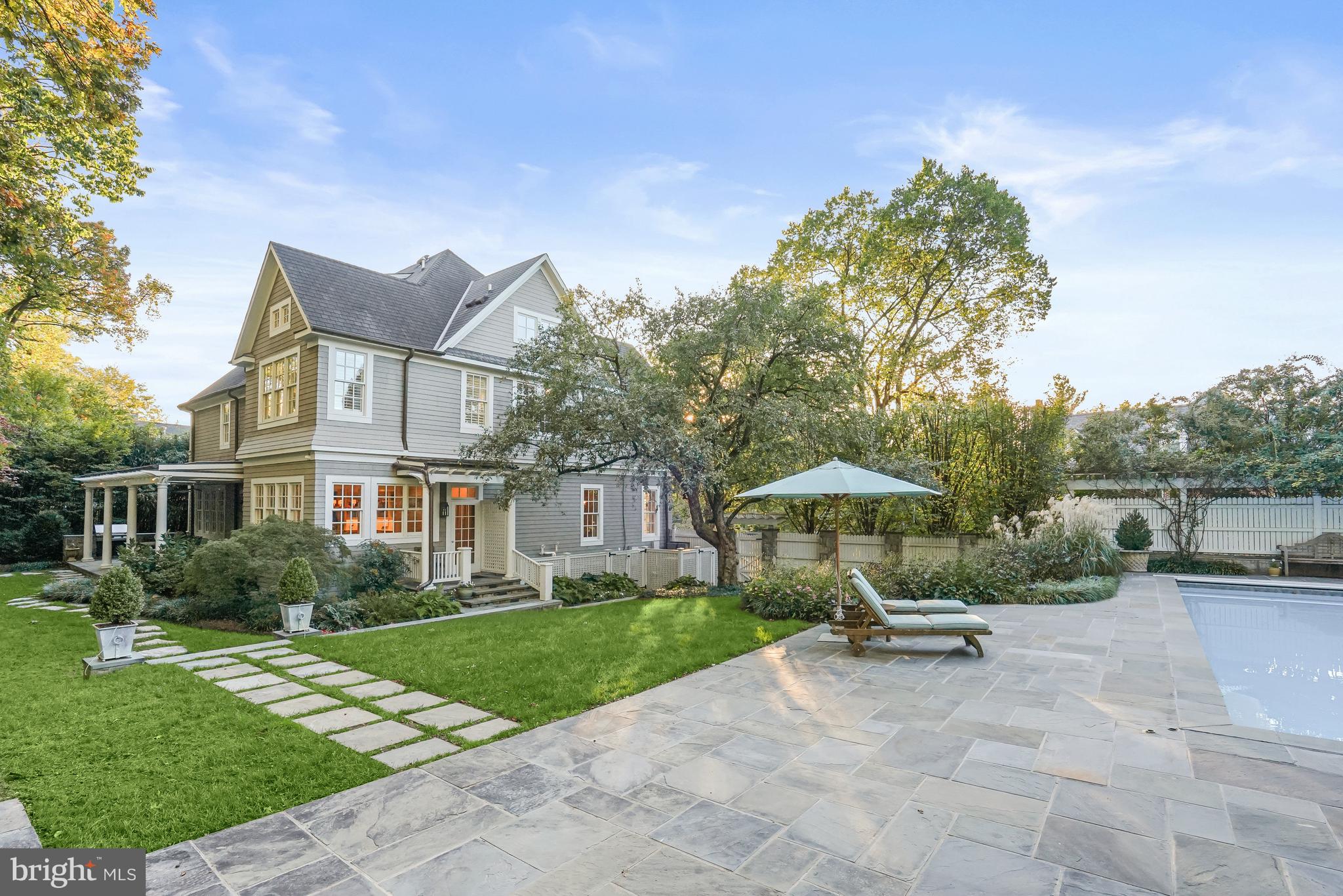 3033 UNIVERSITY TERRACE NW