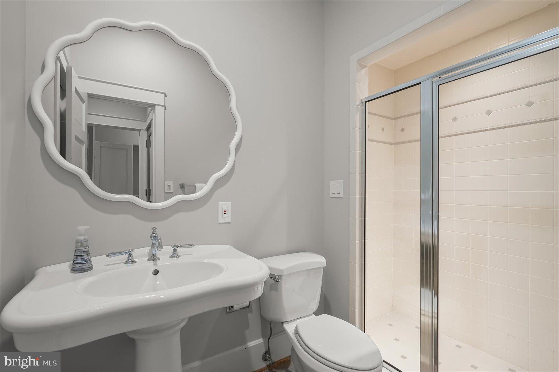 3033 UNIVERSITY TERRACE NW