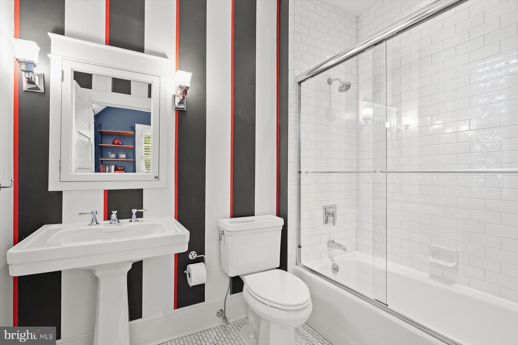 3033 UNIVERSITY TERRACE NW