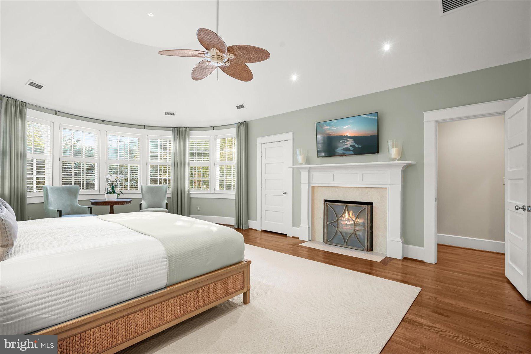 3033 UNIVERSITY TERRACE NW