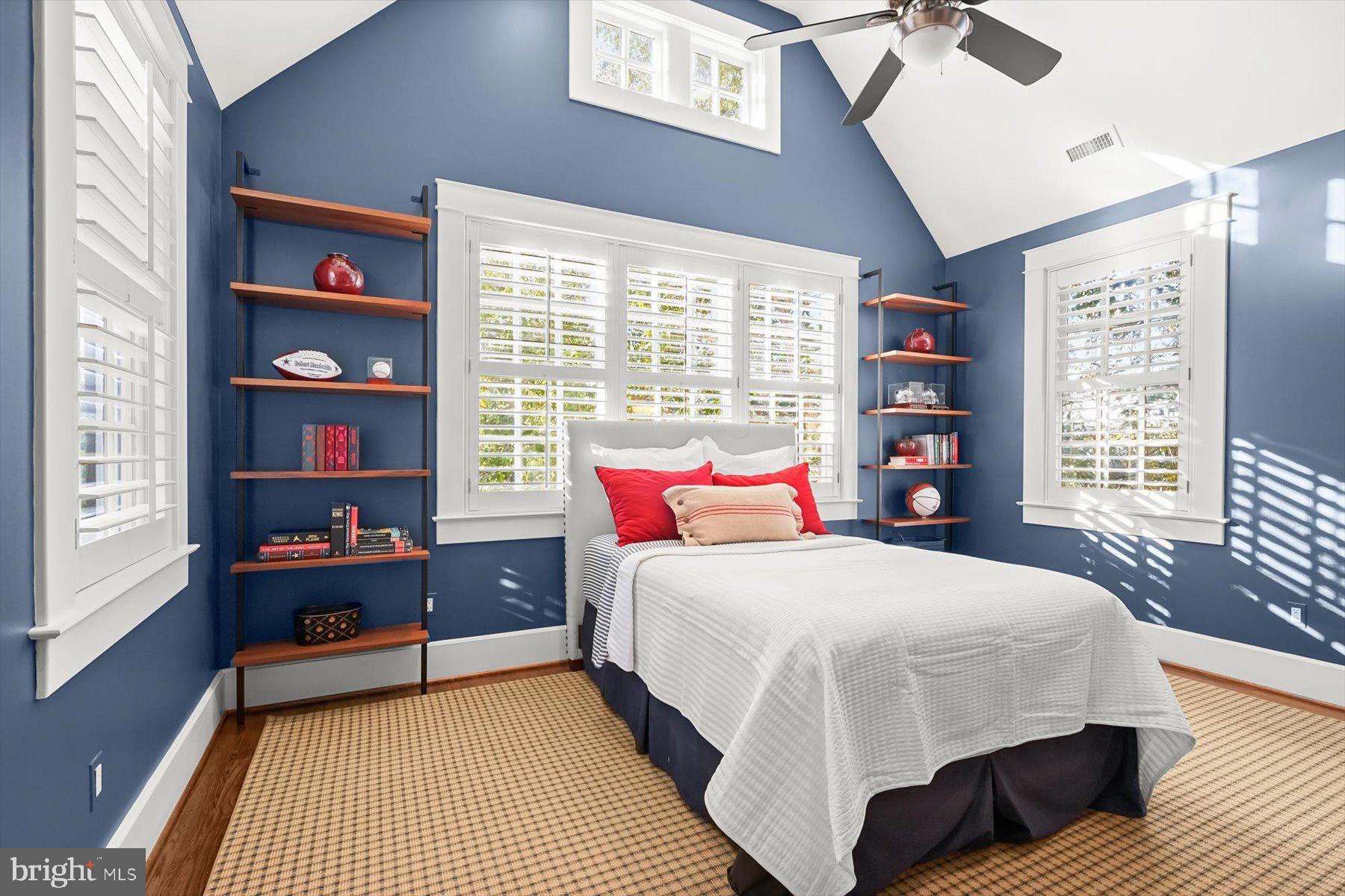 3033 UNIVERSITY TERRACE NW