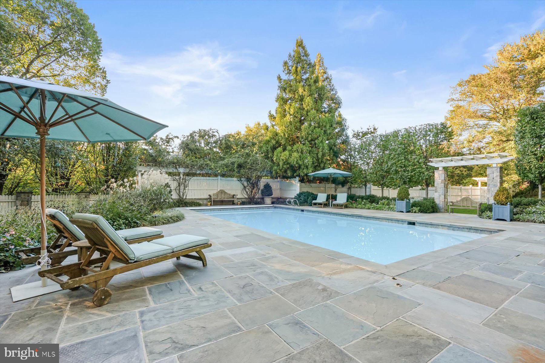 3033 UNIVERSITY TERRACE NW