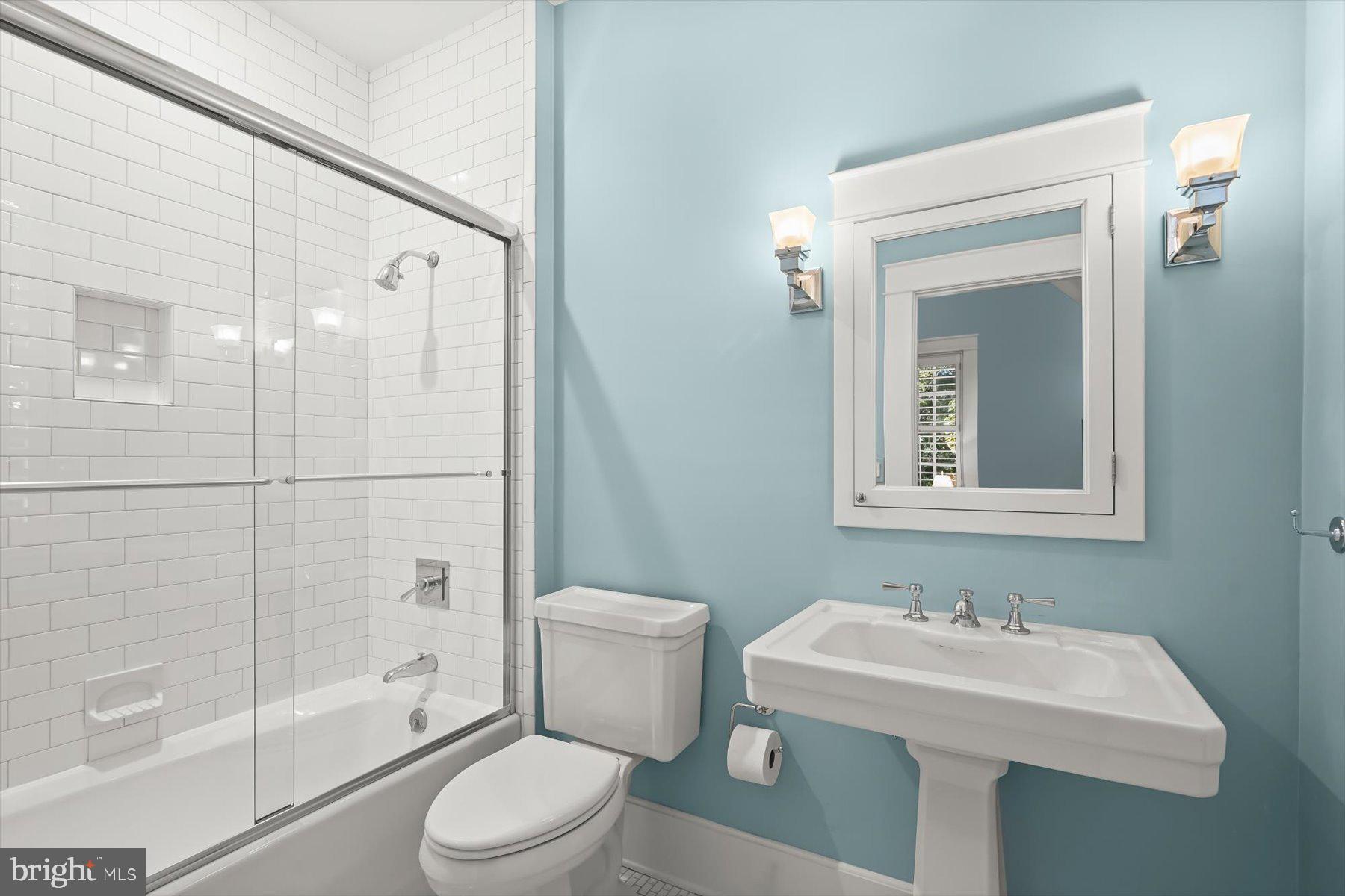 3033 UNIVERSITY TERRACE NW