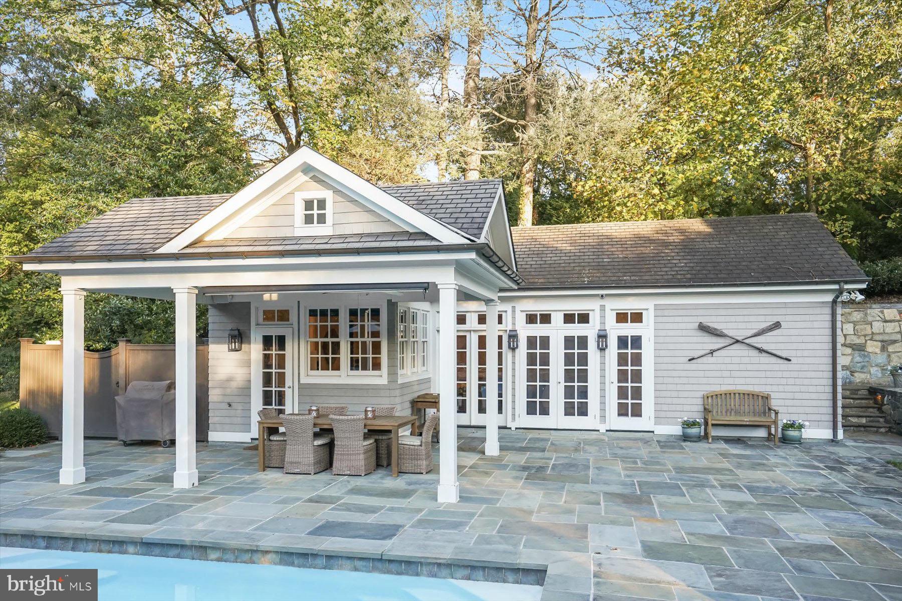 3033 UNIVERSITY TERRACE NW