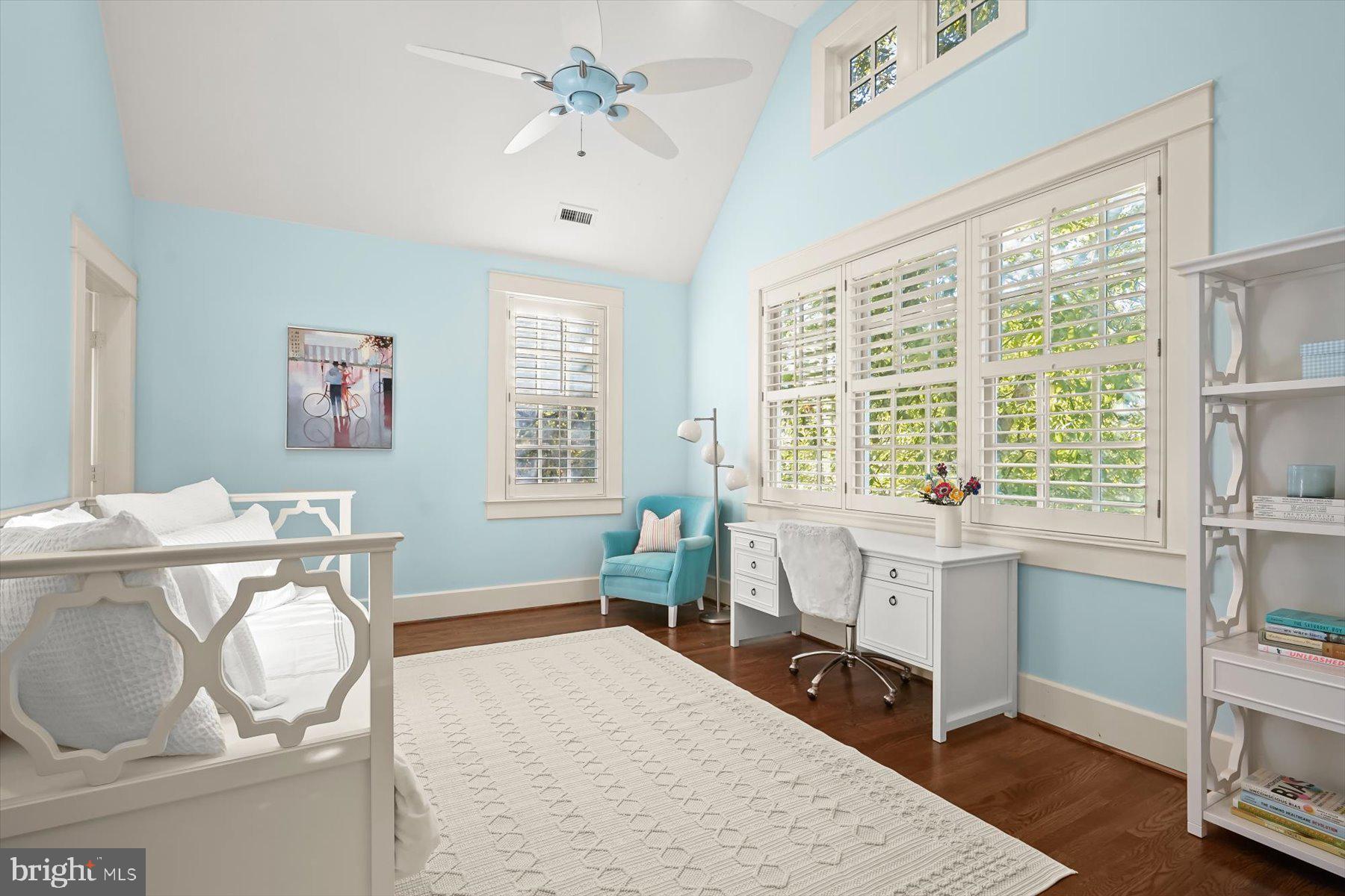 3033 UNIVERSITY TERRACE NW