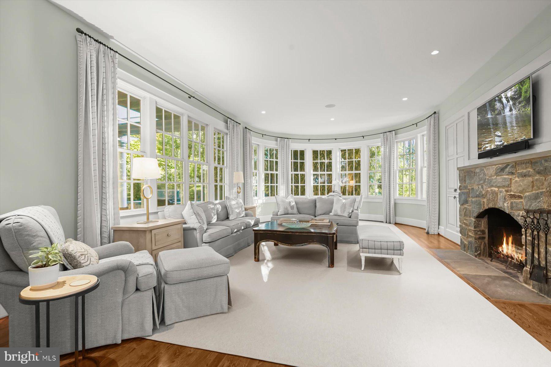 3033 UNIVERSITY TERRACE NW