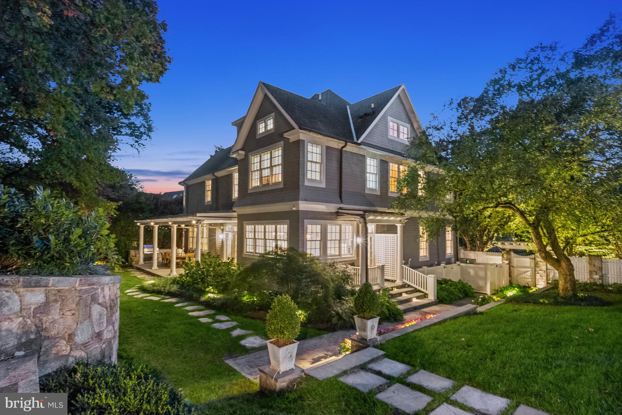 3033 UNIVERSITY TERRACE NW