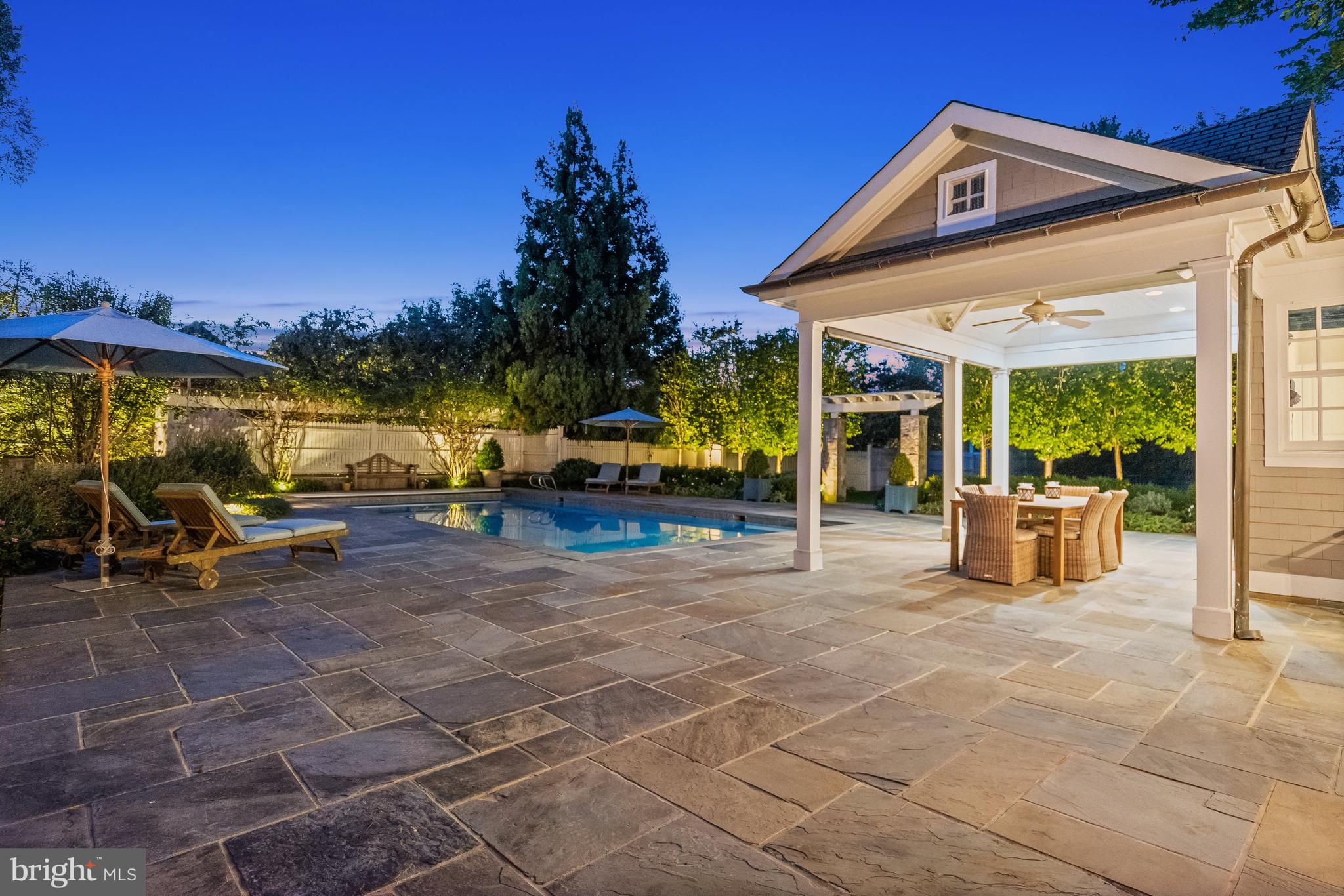 3033 UNIVERSITY TERRACE NW