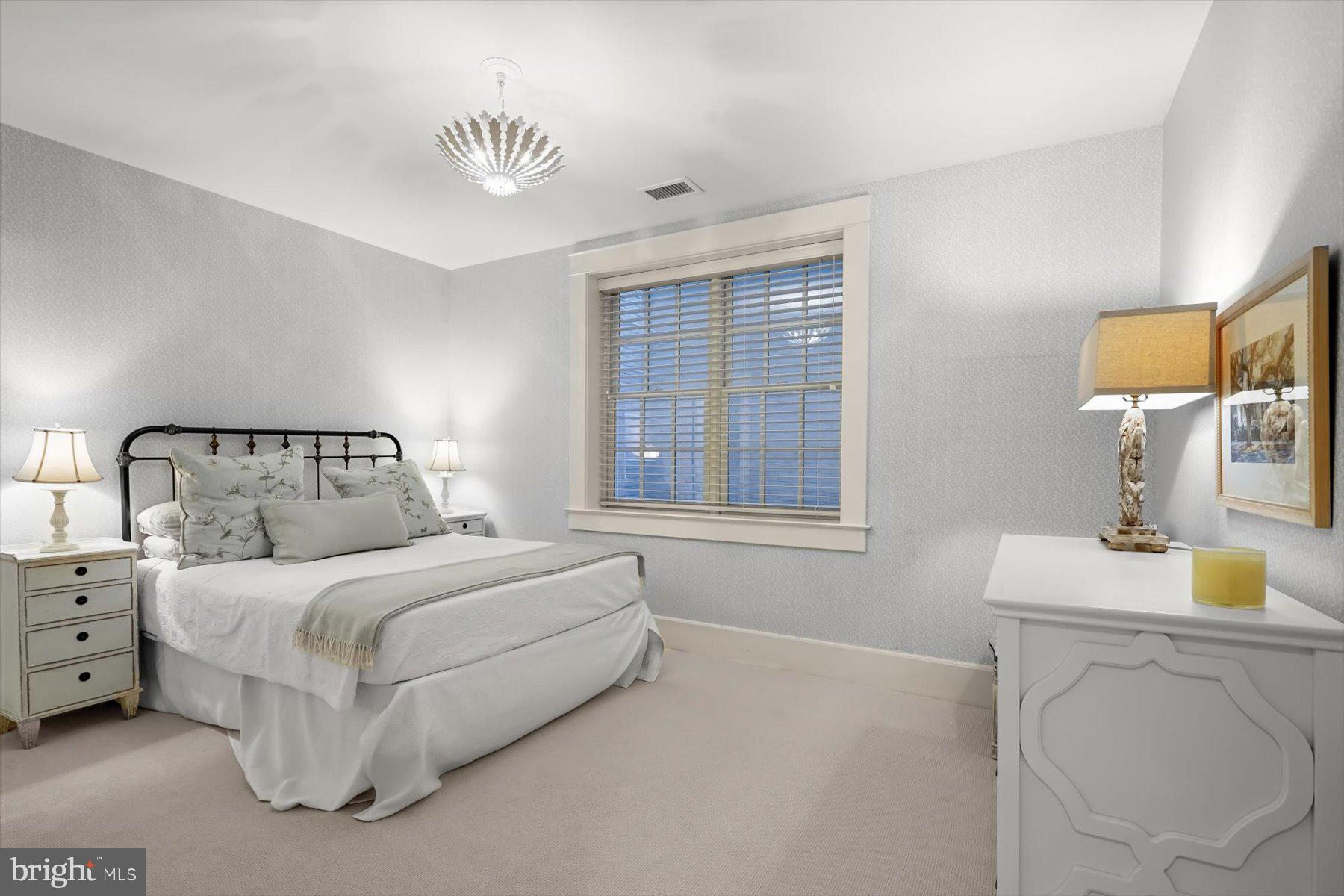 3033 UNIVERSITY TERRACE NW