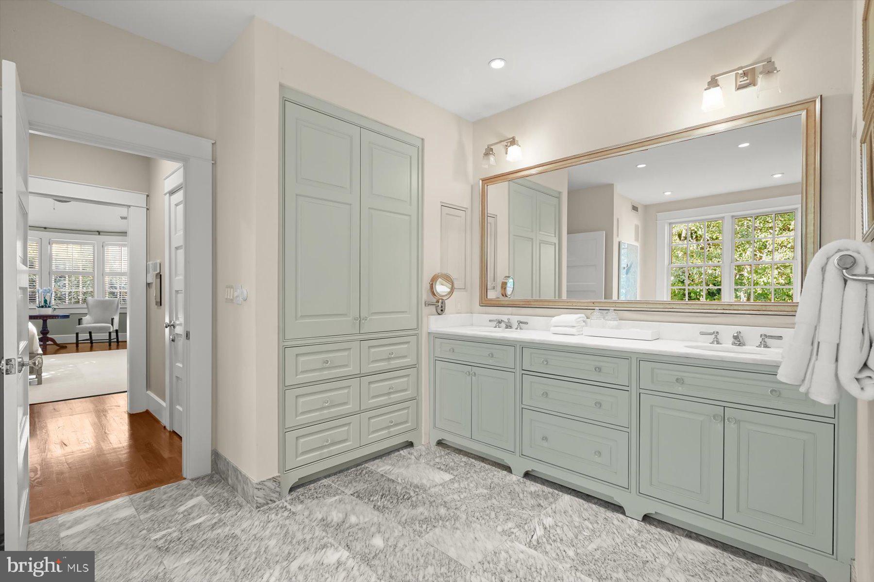 3033 UNIVERSITY TERRACE NW