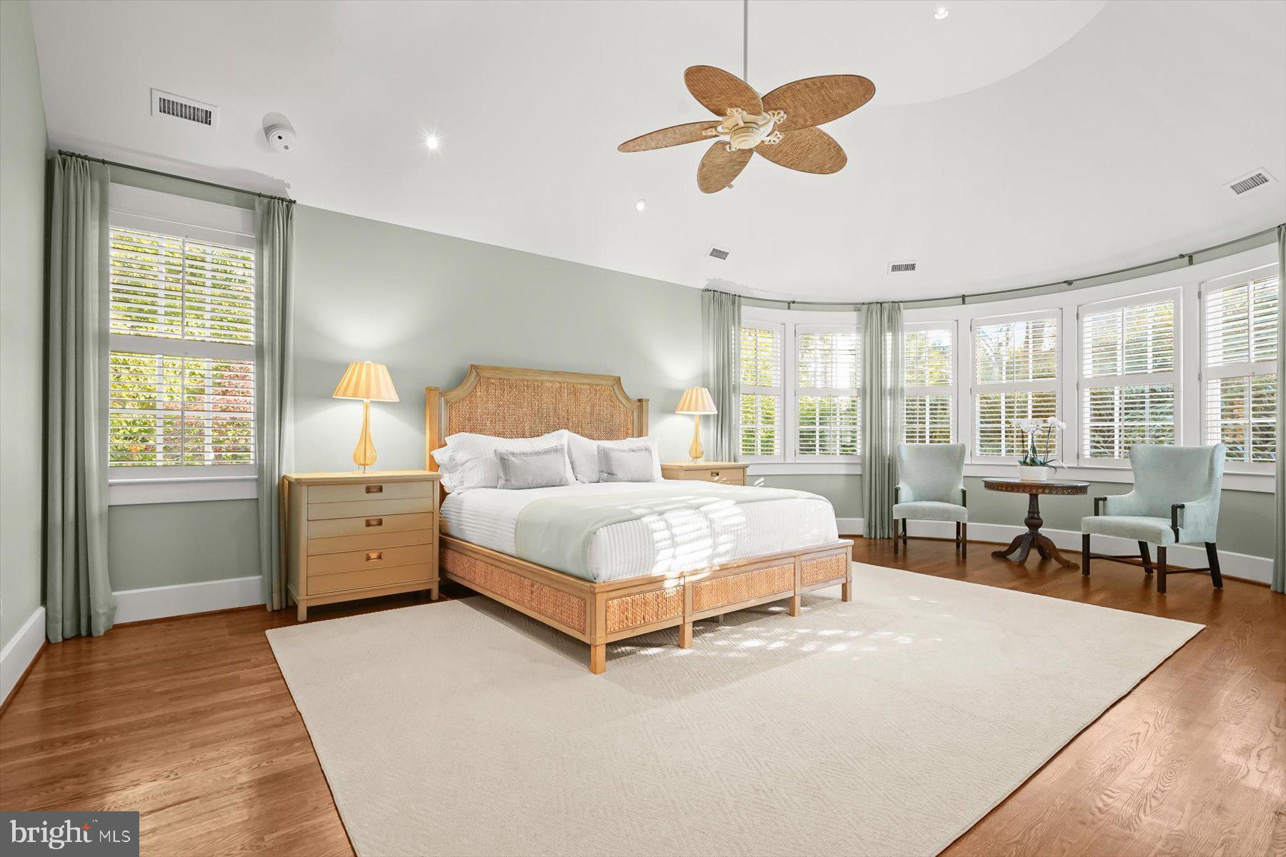 3033 UNIVERSITY TERRACE NW