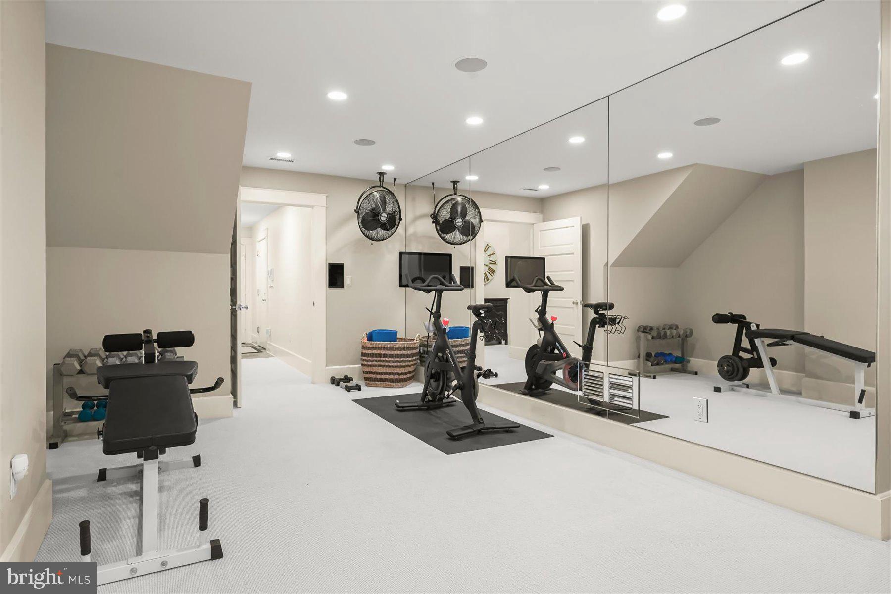 3033 UNIVERSITY TERRACE NW