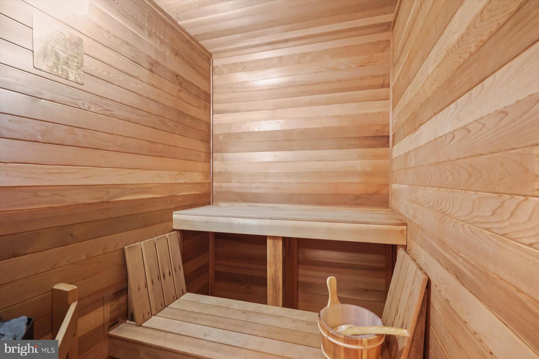 3033 UNIVERSITY TERRACE NW