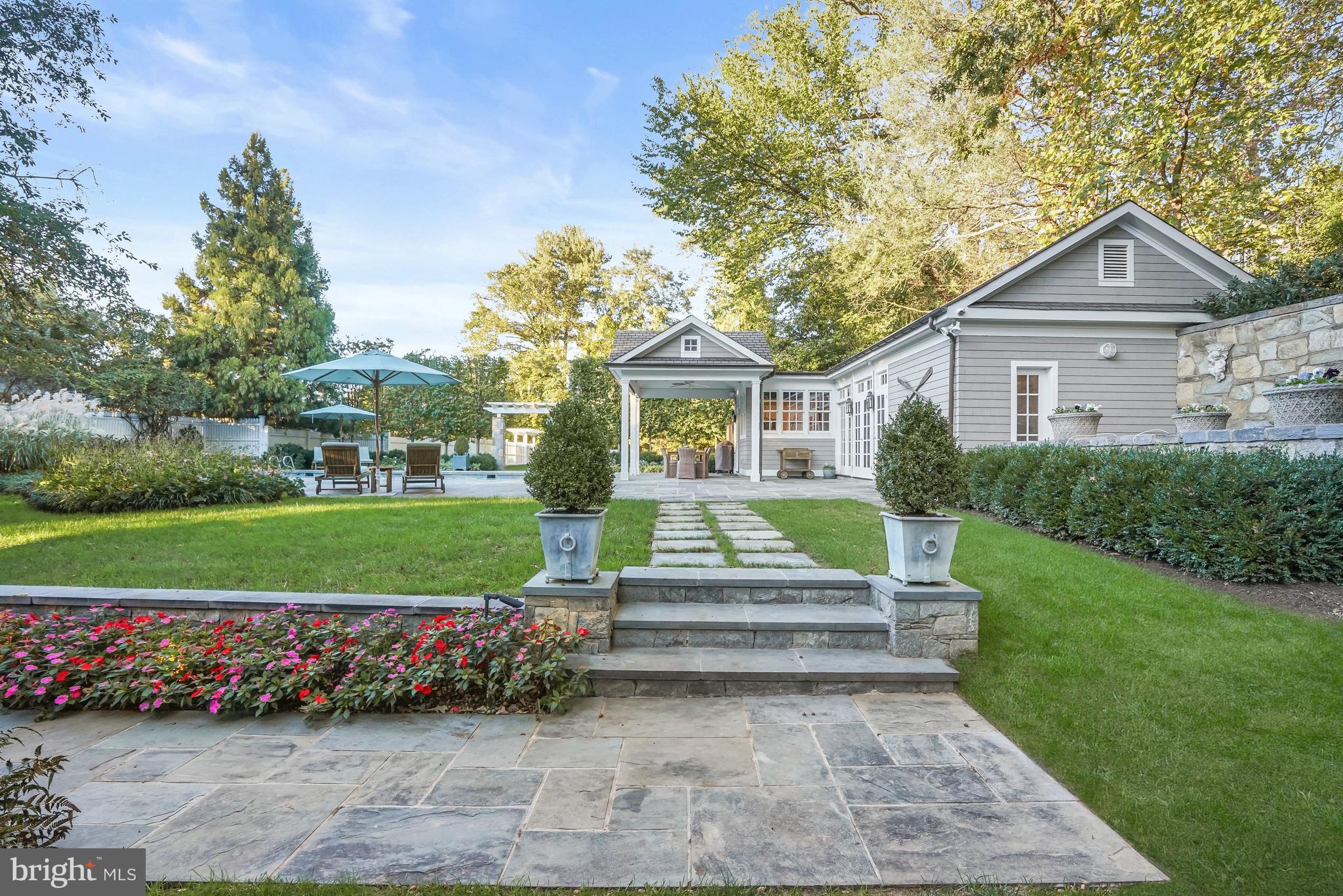 3033 UNIVERSITY TERRACE NW