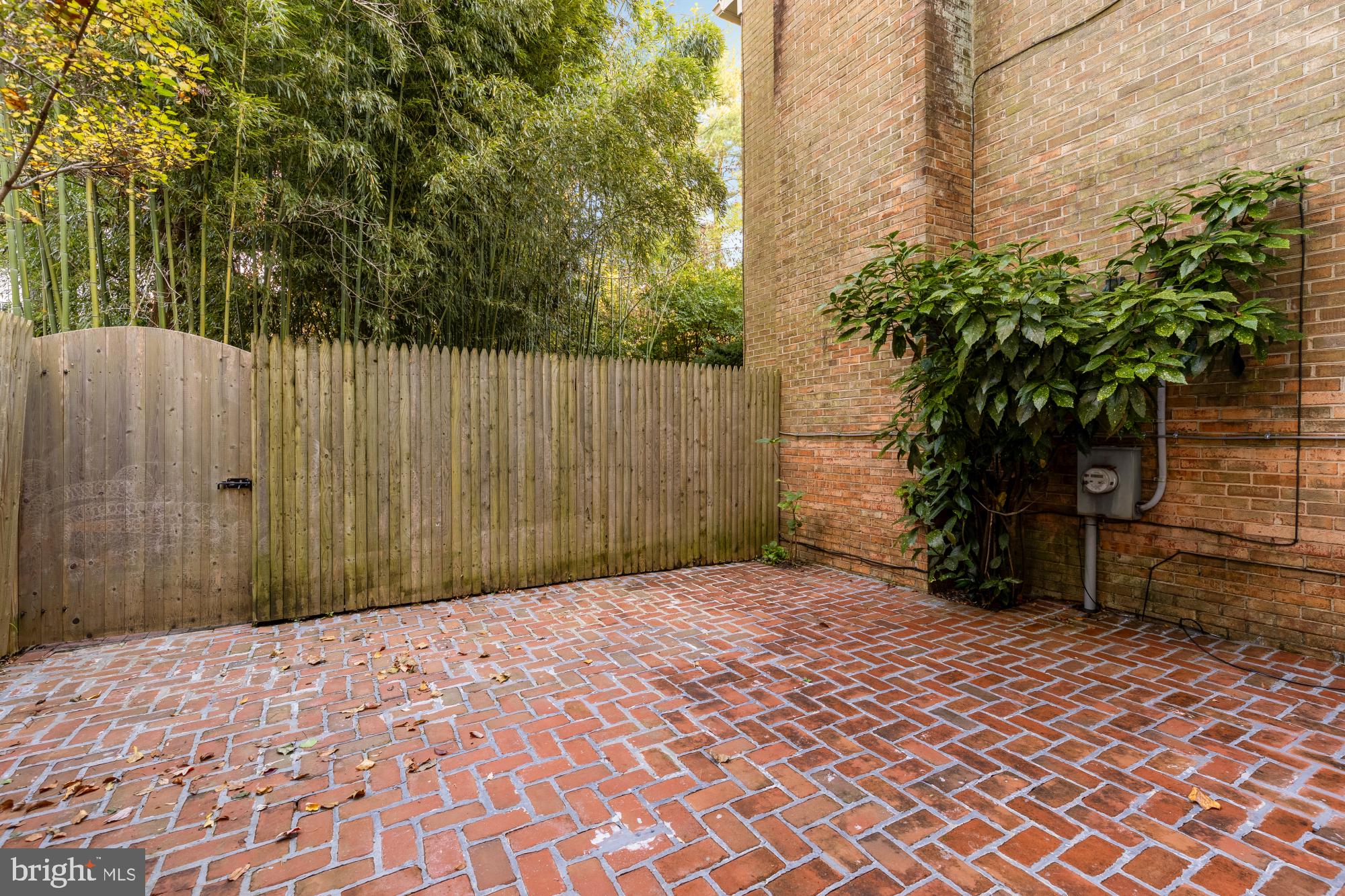 4939 CRESCENT STREET C18