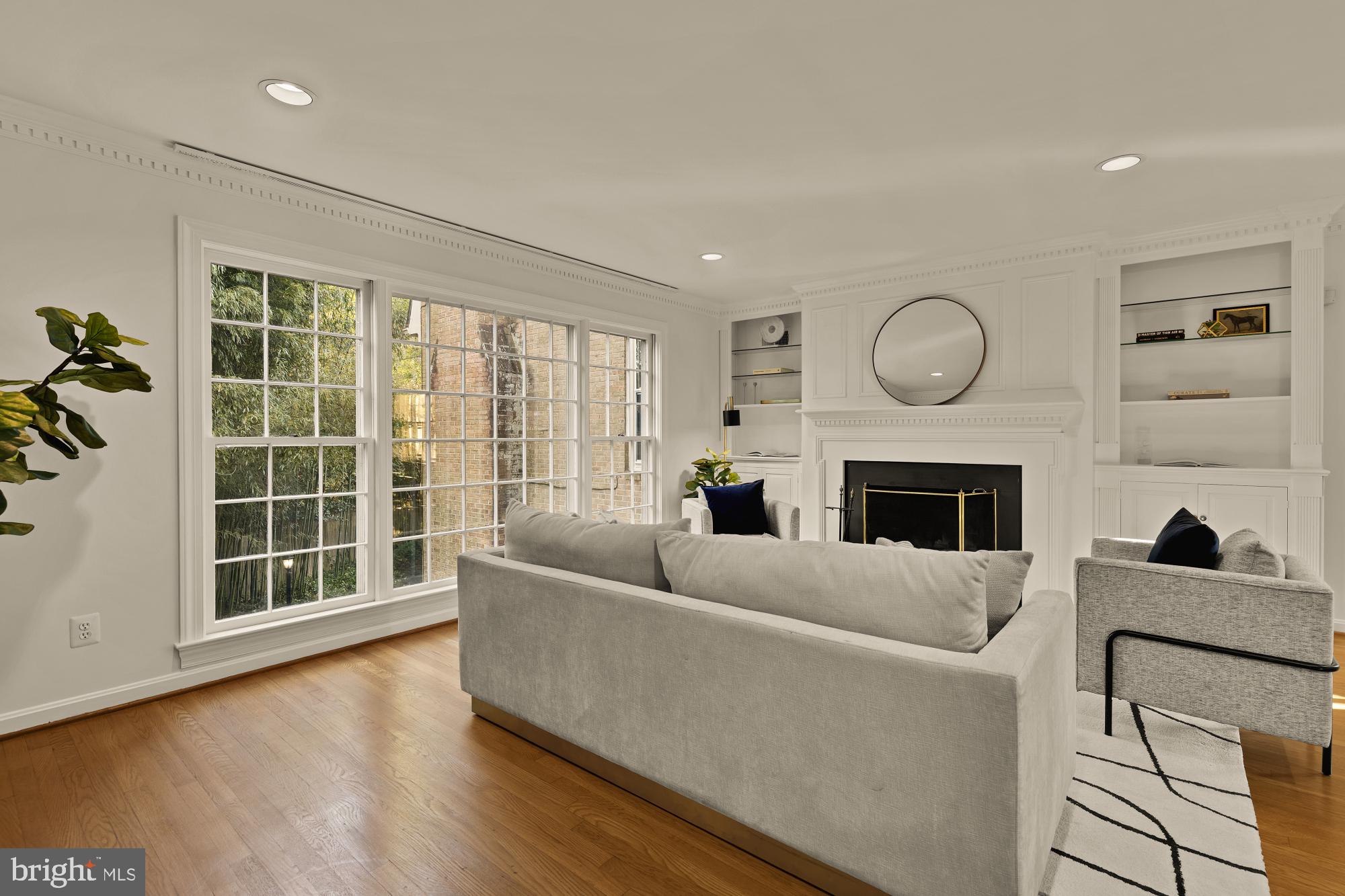 4939 CRESCENT STREET C18