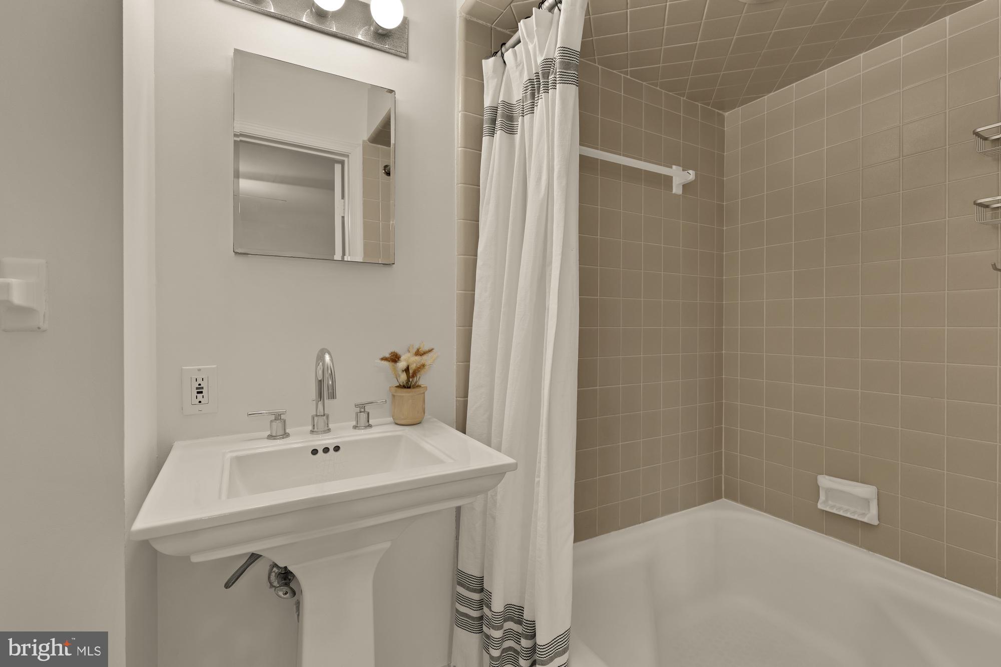 4939 CRESCENT STREET C18