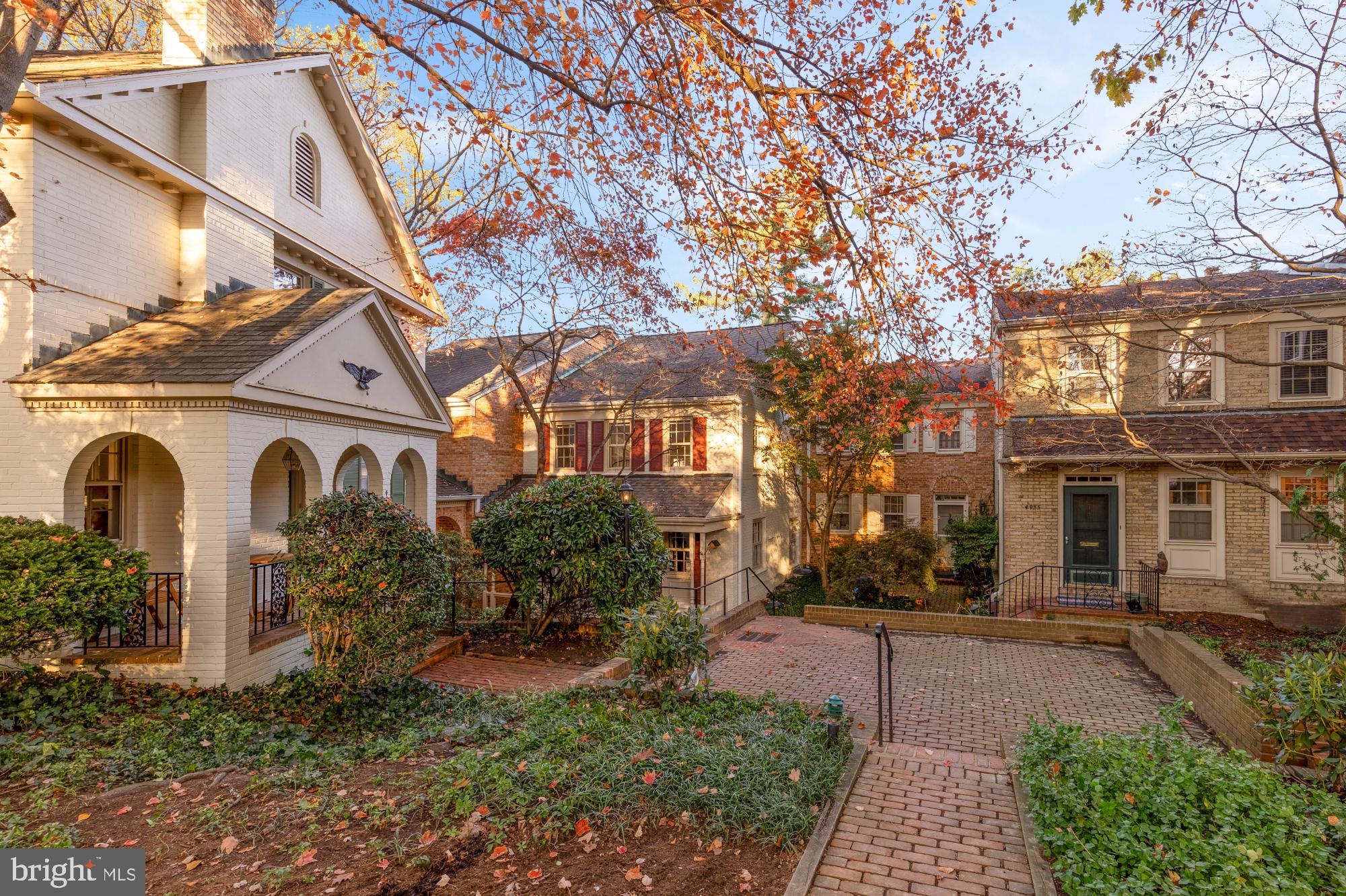 4939 CRESCENT STREET C18