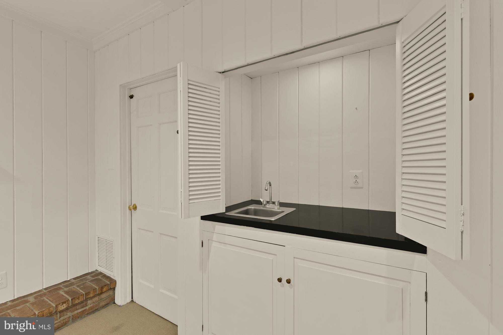 4939 CRESCENT STREET C18