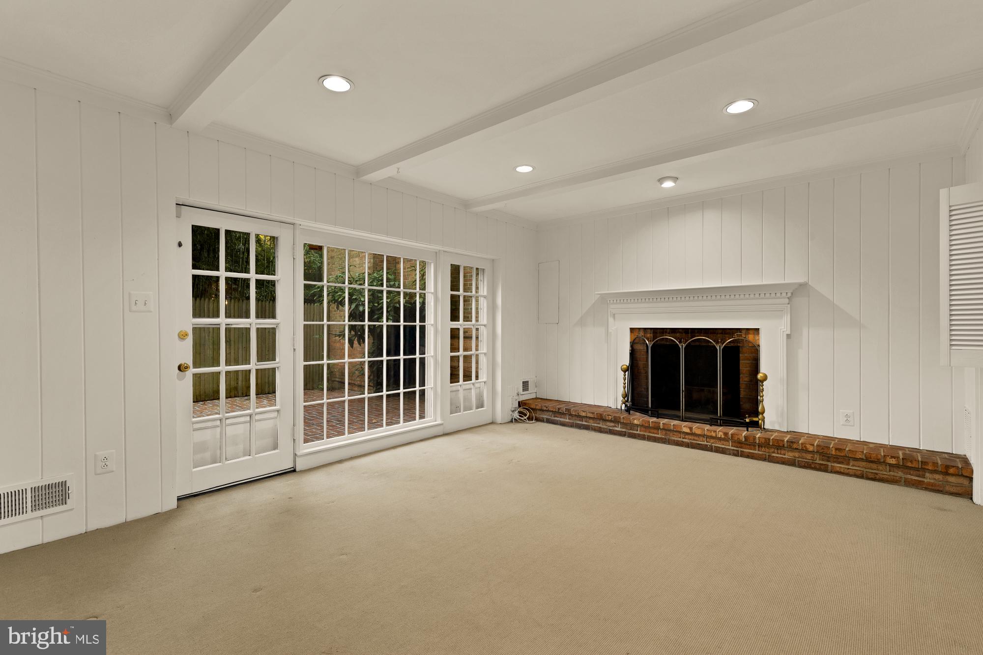 4939 CRESCENT STREET C18