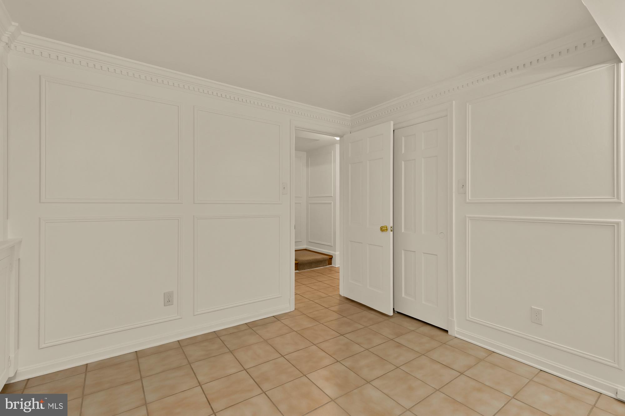 4939 CRESCENT STREET C18