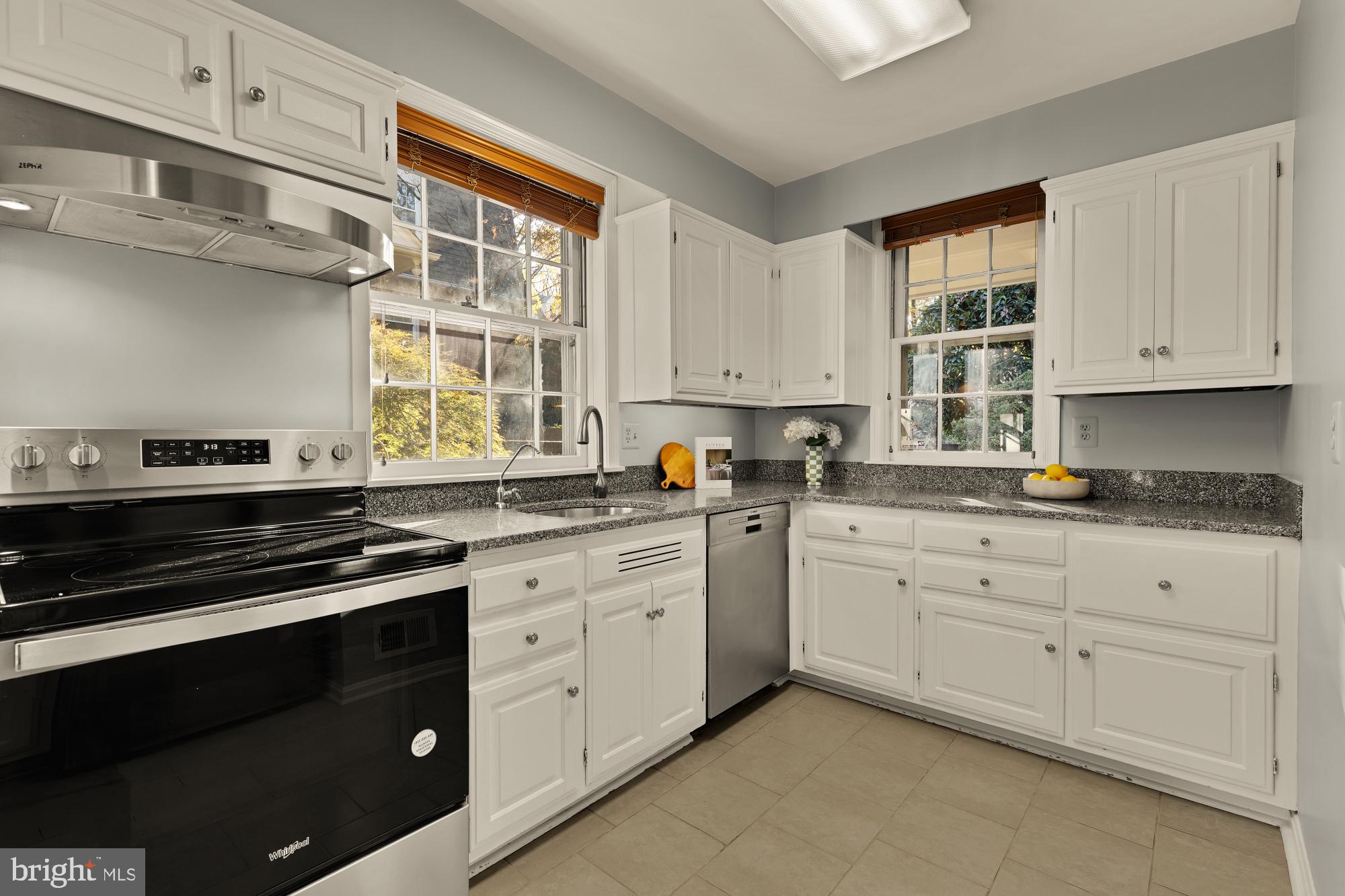 4939 CRESCENT STREET C18