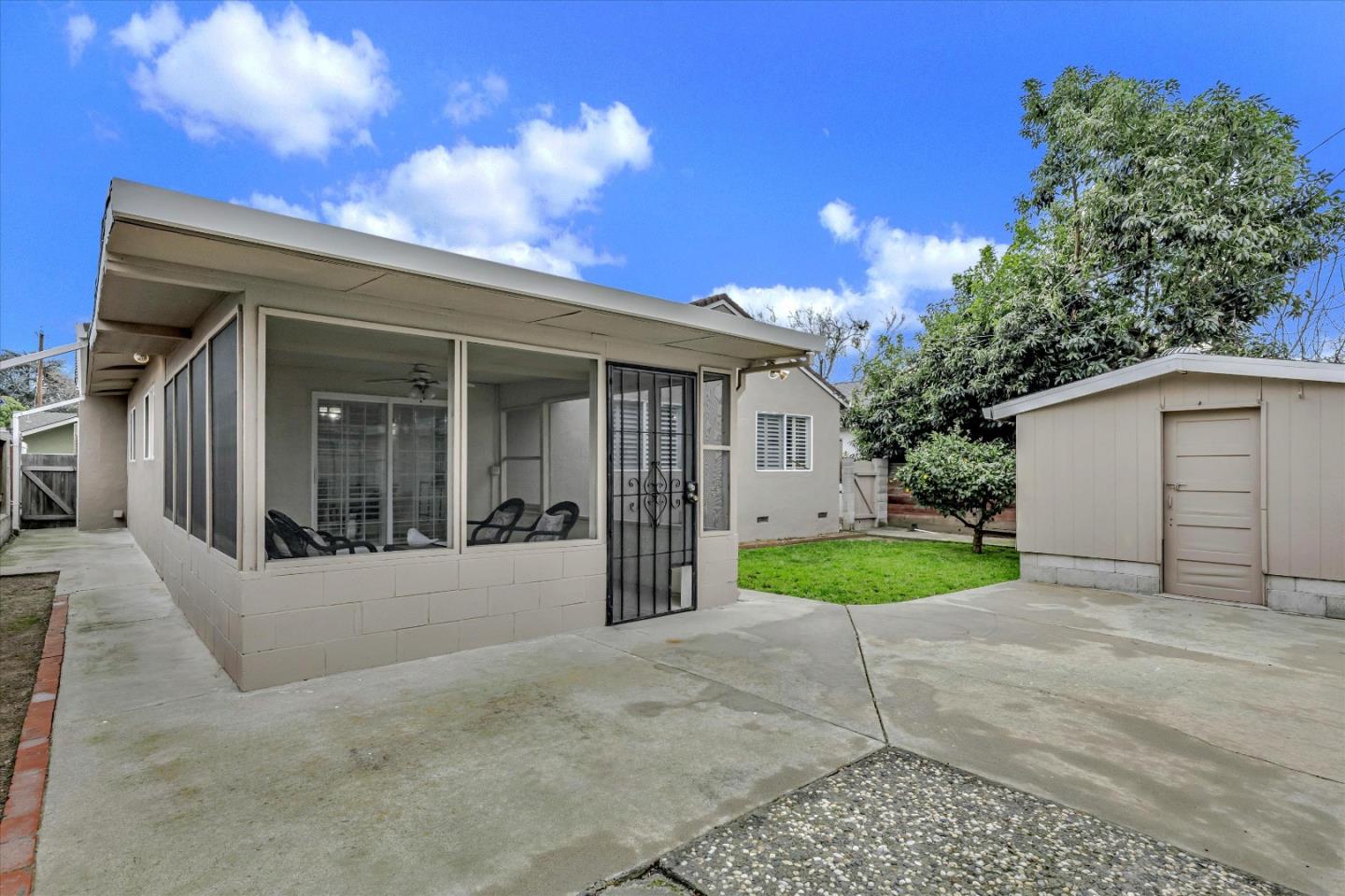 3375 Pepper Tree LN