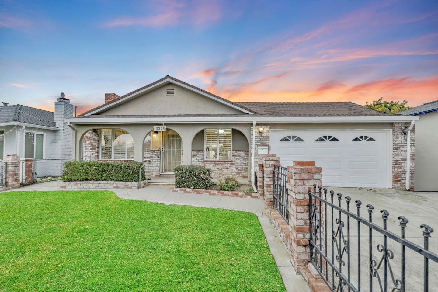 3375 Pepper Tree LN