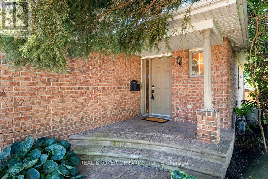 2 SHERRING CRESCENT