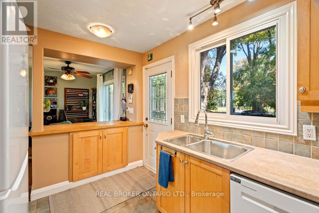 3 - 20 KEMPSTER AVENUE
