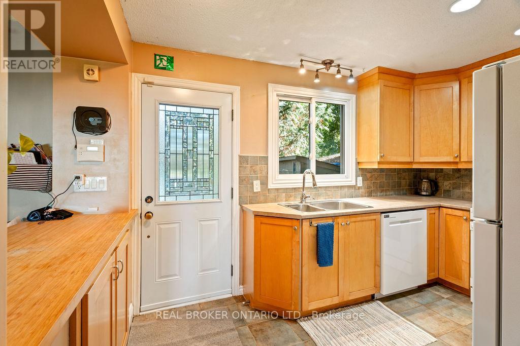 3 - 20 KEMPSTER AVENUE