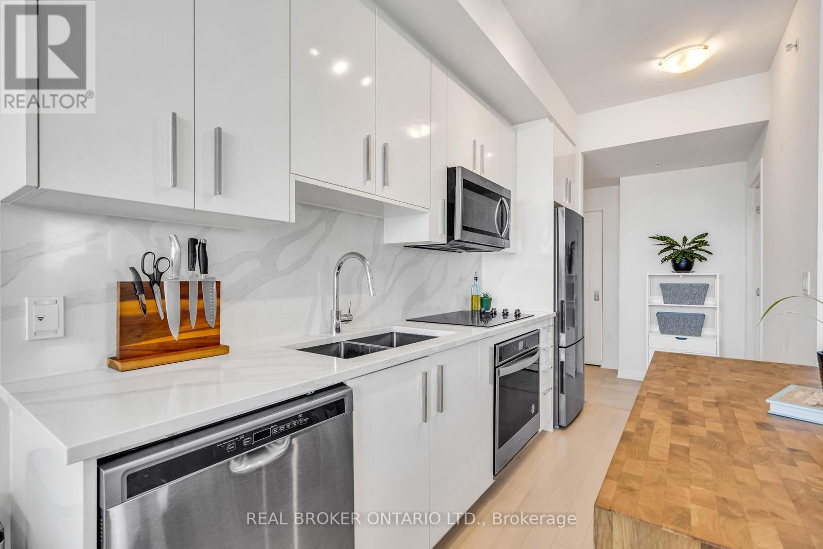 805 UNIT #802 CARLING AVENUE