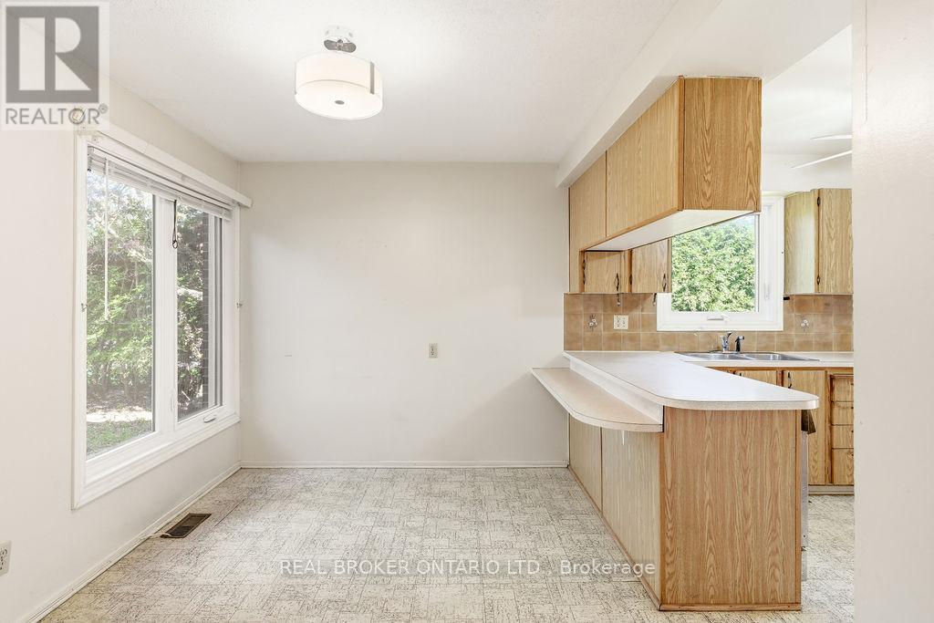 330 FERNLEAF CRESCENT