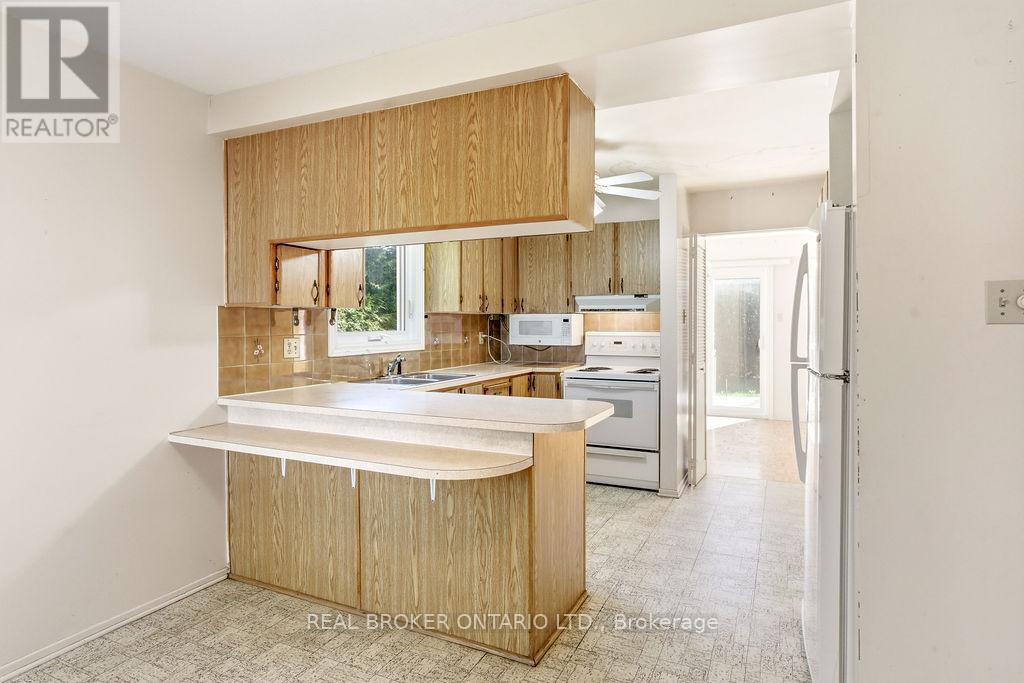 330 FERNLEAF CRESCENT