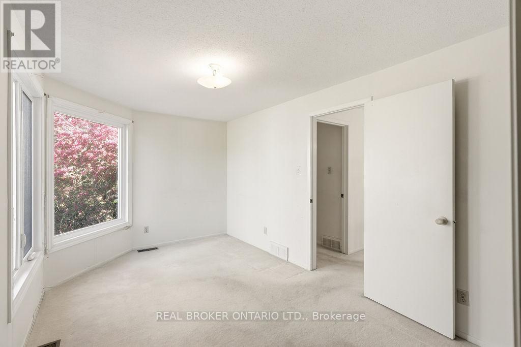 330 FERNLEAF CRESCENT