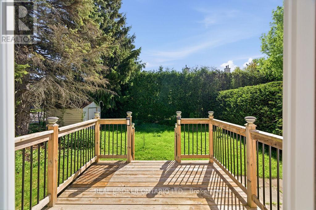330 FERNLEAF CRESCENT