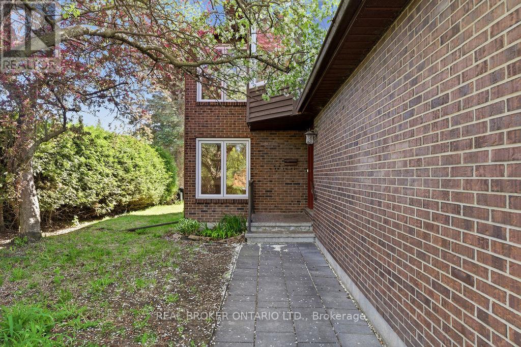 330 FERNLEAF CRESCENT