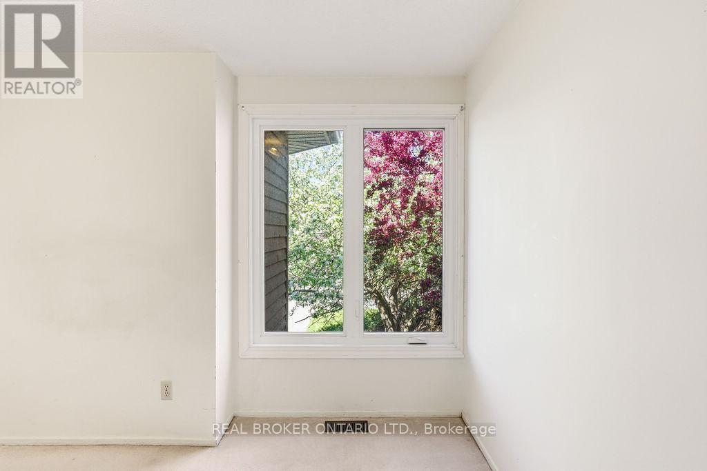 330 FERNLEAF CRESCENT