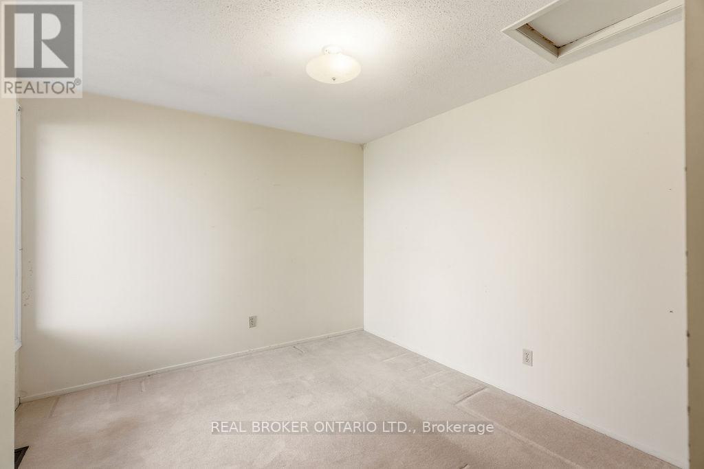 330 FERNLEAF CRESCENT