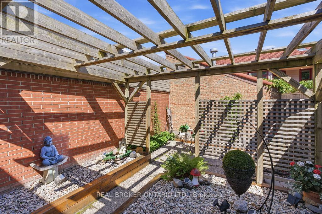 255 BRUYERE STREET