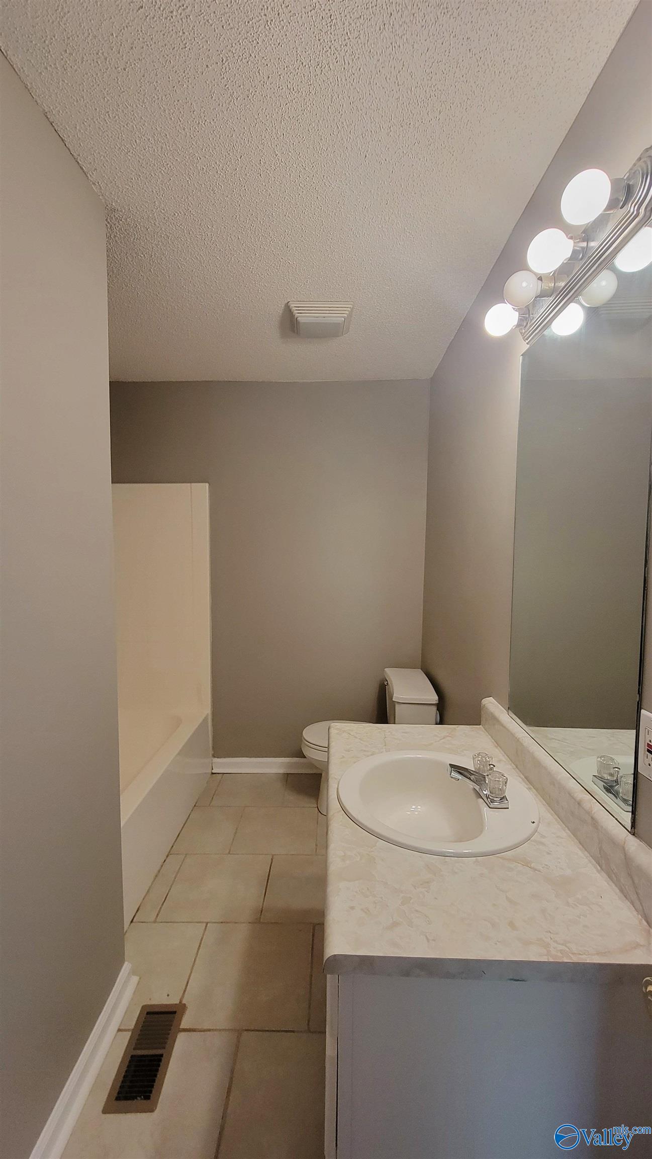 6010 Ellington Road NW