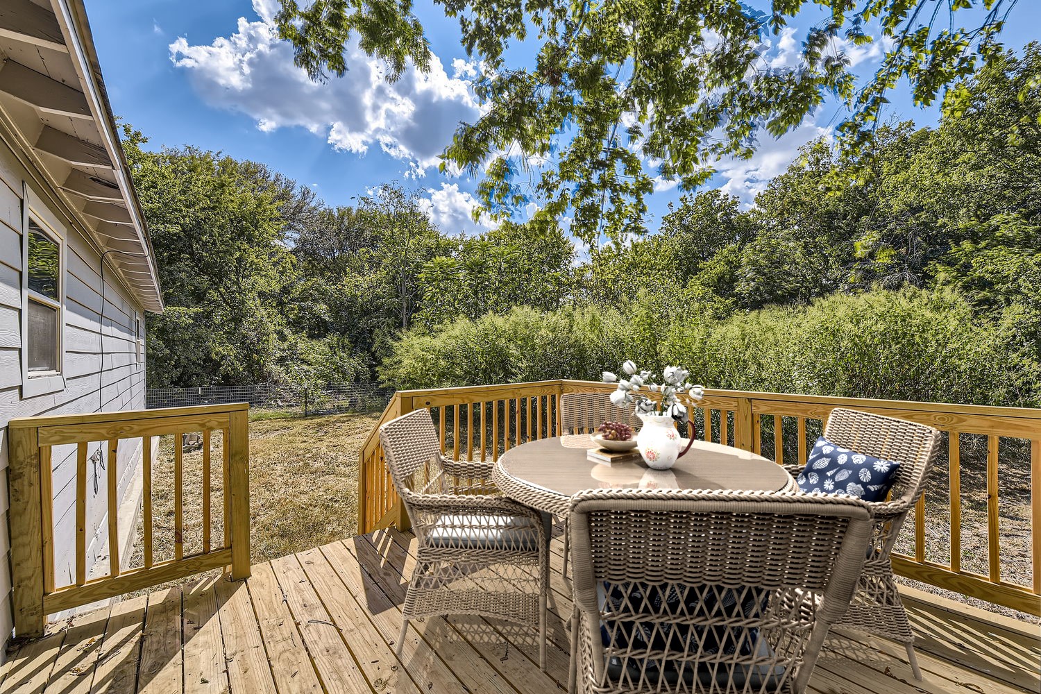2213 Lakeshore Lane