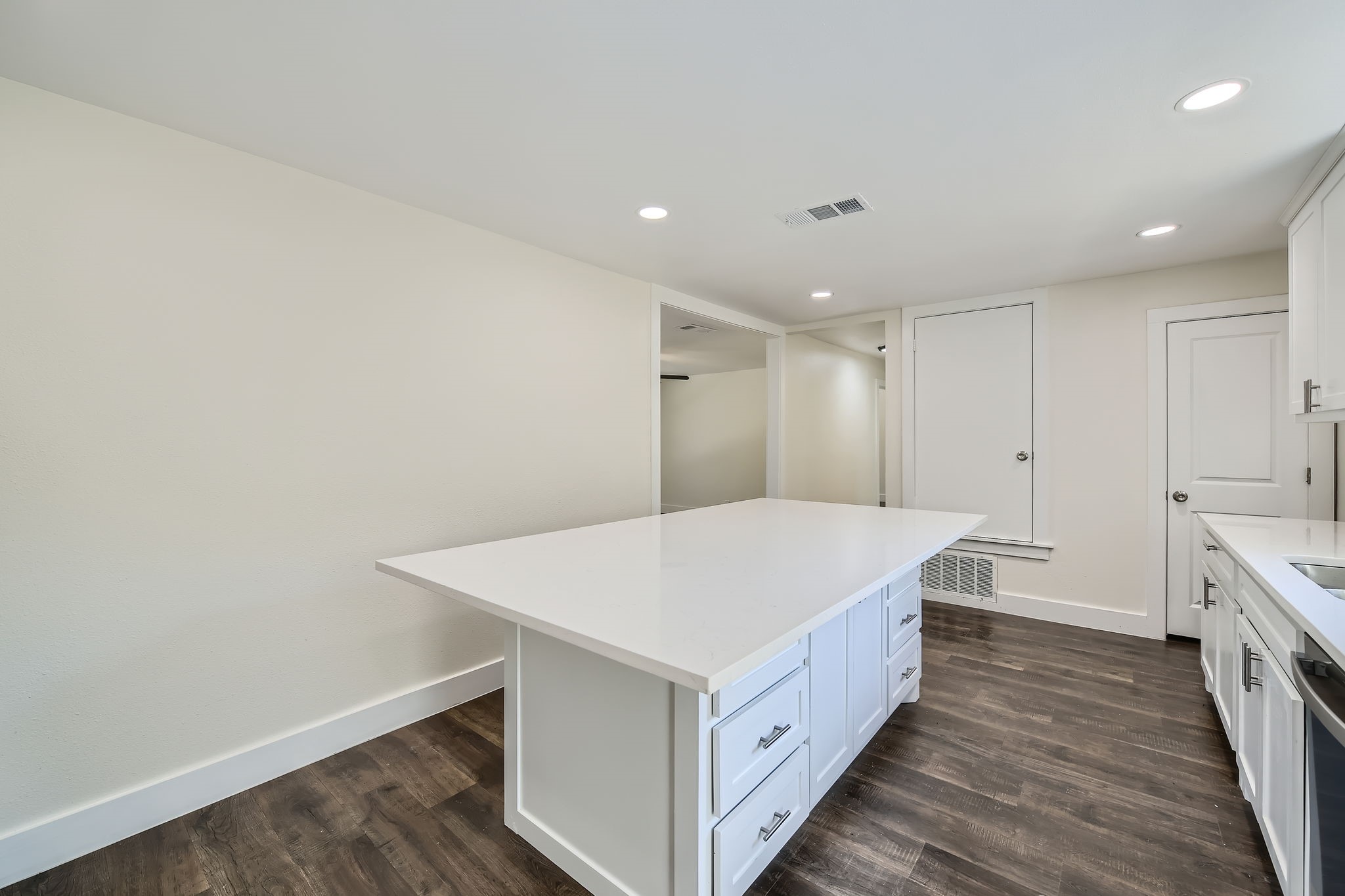 2213 Lakeshore Lane