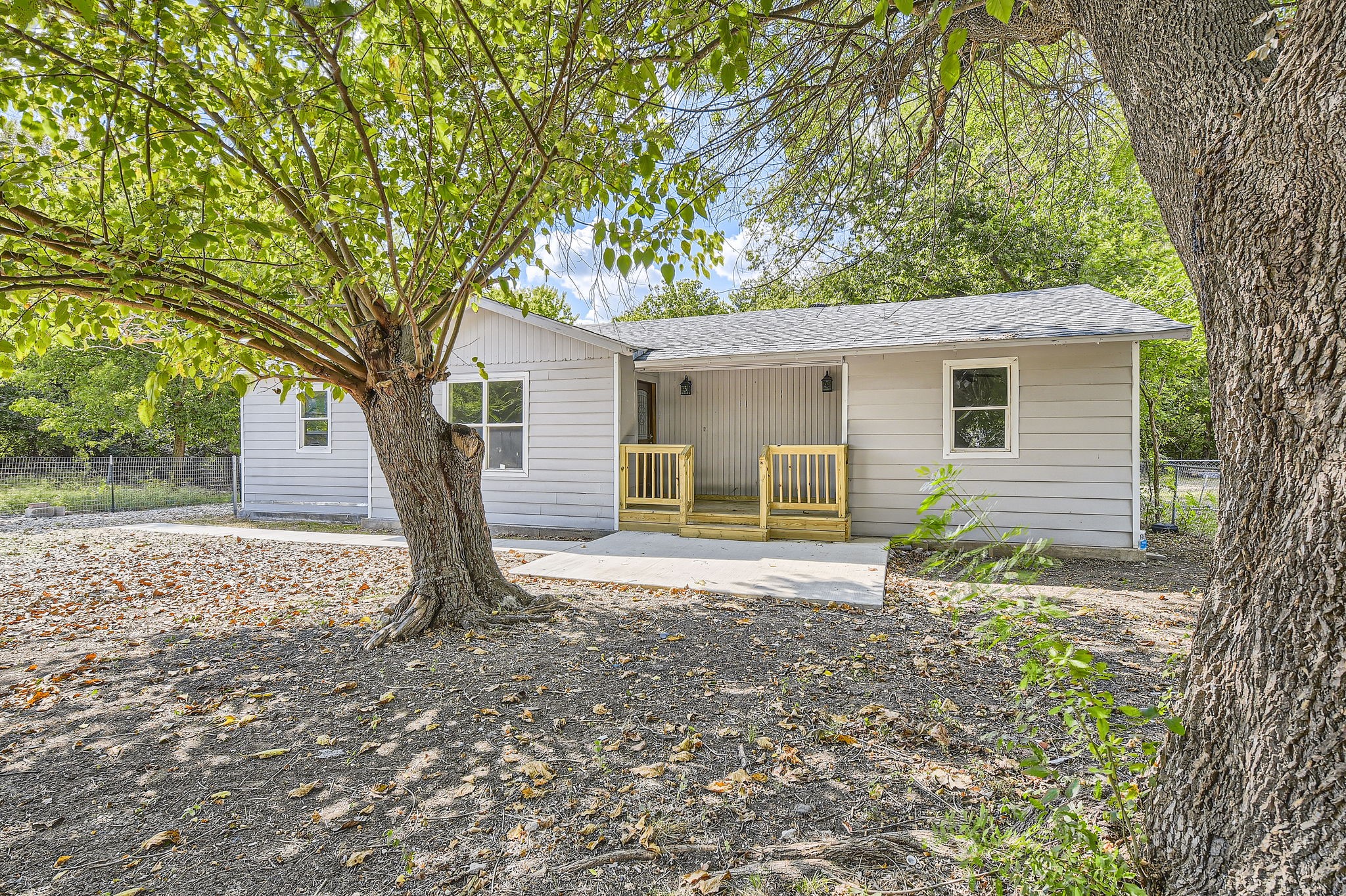 2213 Lakeshore Lane