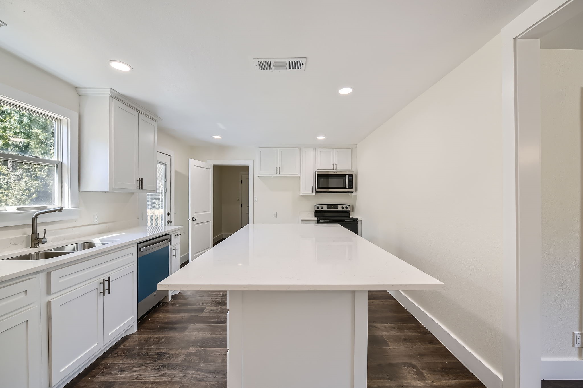 2213 Lakeshore Lane