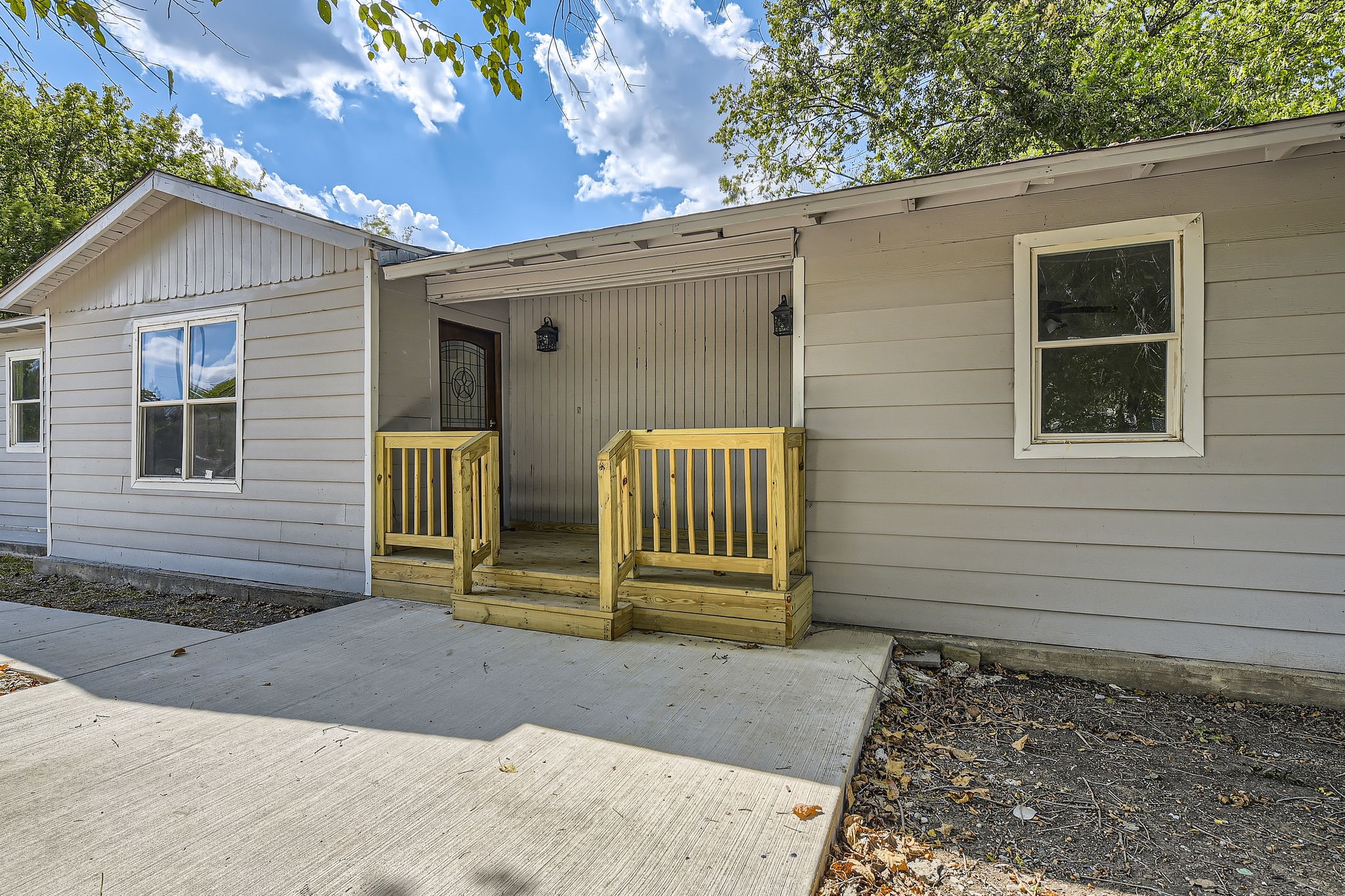 2213 Lakeshore Lane