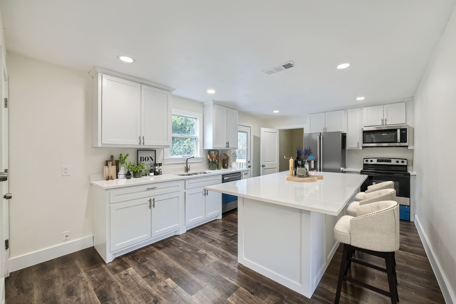 2213 Lakeshore Lane